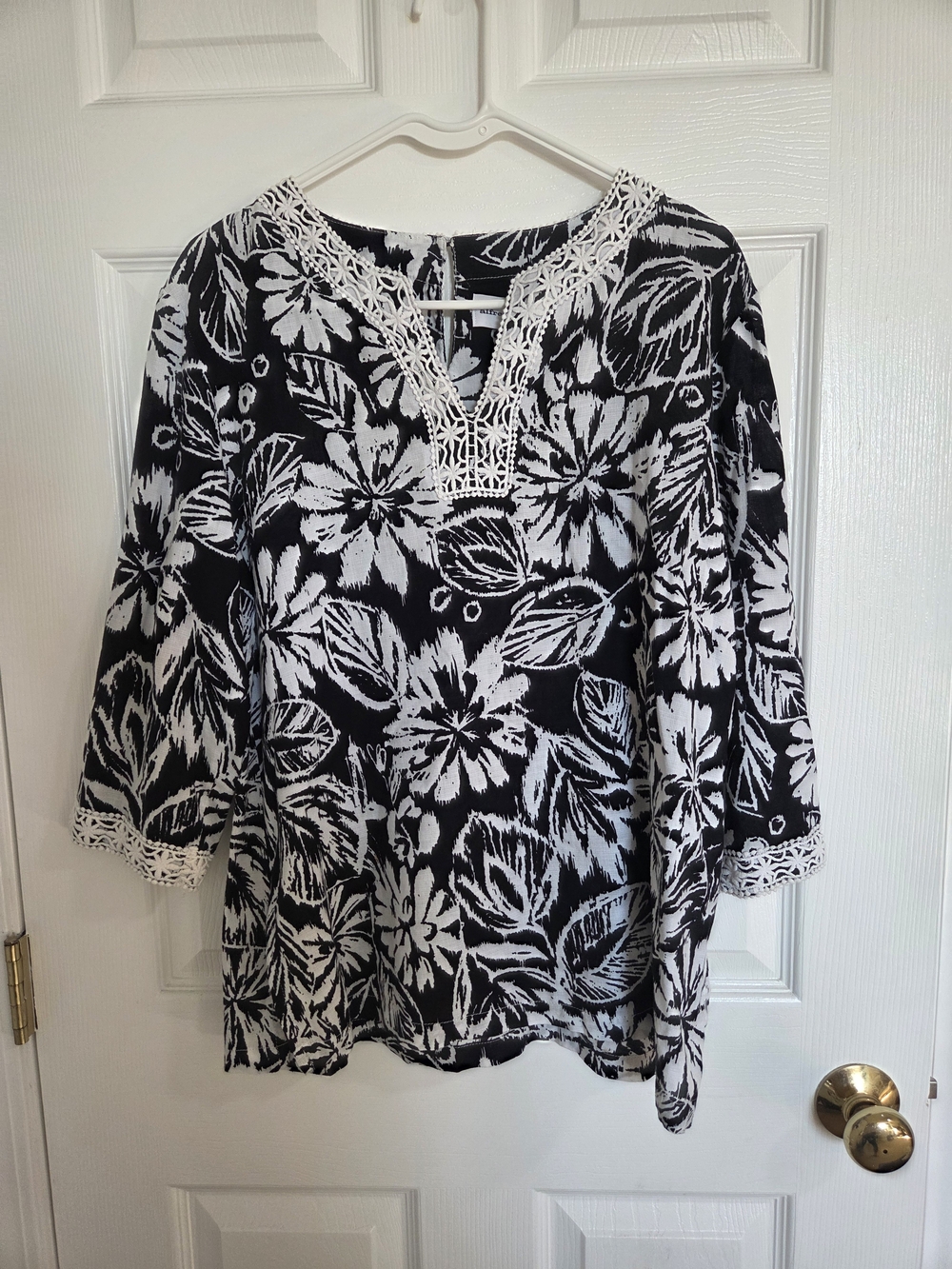 Alfred Dunner Black and White Floral Lace-Trim Tunic